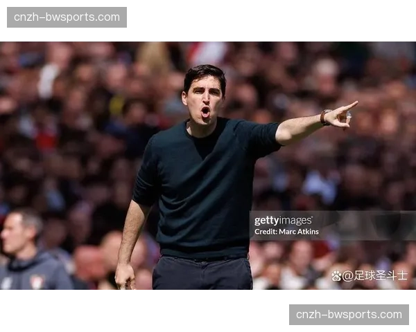 伊劳拉伯恩茅斯战术调整 后防损失致排名下滑